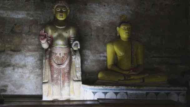 Sittande Buddha och stående Buddha — Stockvideo