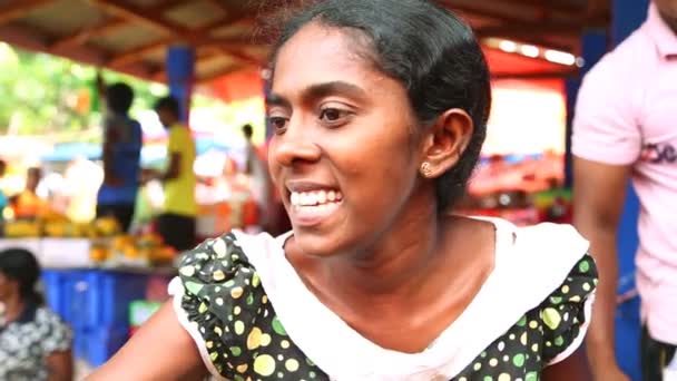 Lokala unga kvinna som säljer på marknaden — Stockvideo