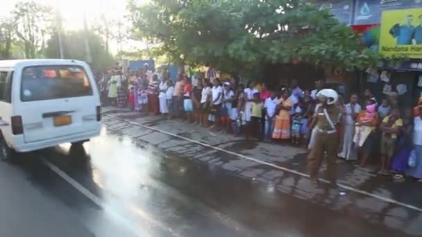 Místní lidé na ulici z jedoucího autobusu. — Stock video