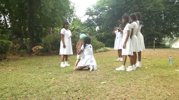 Écolières jouer avec petite fille caucasienne — Video