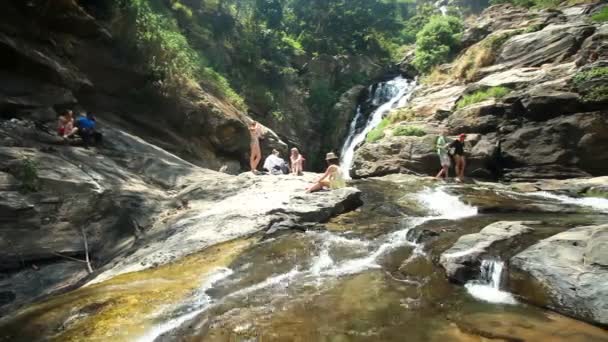 Gente disfrutando de las cataratas Ravana — Vídeos de Stock