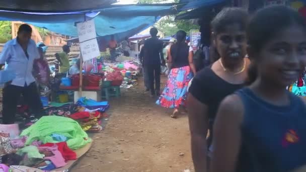 Lokale bevolking verkopen hun producten tegen Hikkaduwa zondagmarkt — Stockvideo