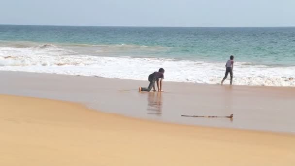 Los niños disfrutan en el océano — Vídeo de stock