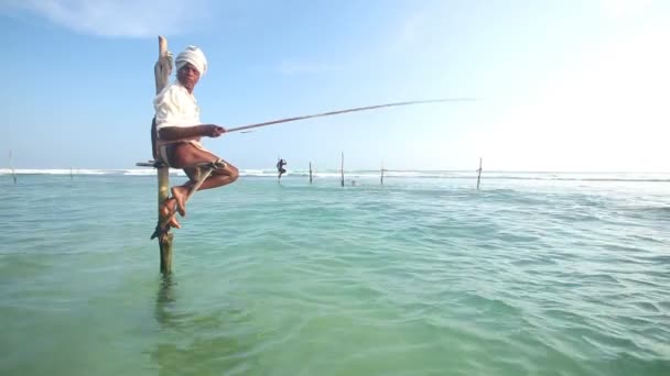 Pescador en una caña de pescar — Vídeo de stock