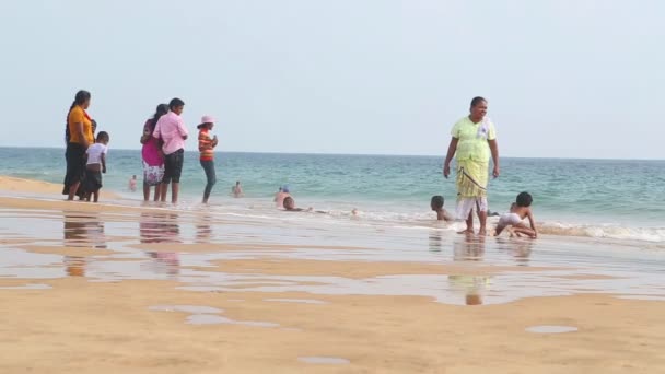 Mieszkańców korzystających z plaży i grając w surf. — Wideo stockowe