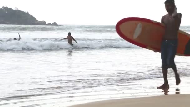 Weligama okyanusta dalgaları zevk insanlarla görünümünü — Stok video