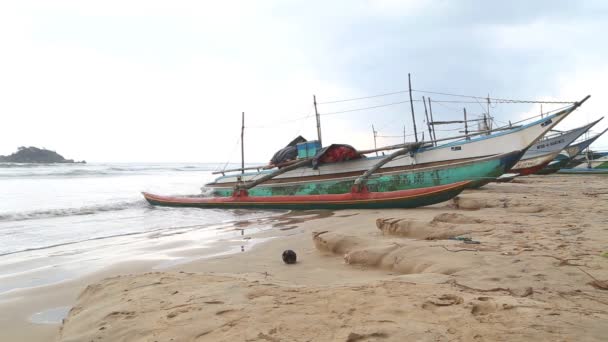 Vista de barcos de pesca de madeira na praia — Vídeo de Stock