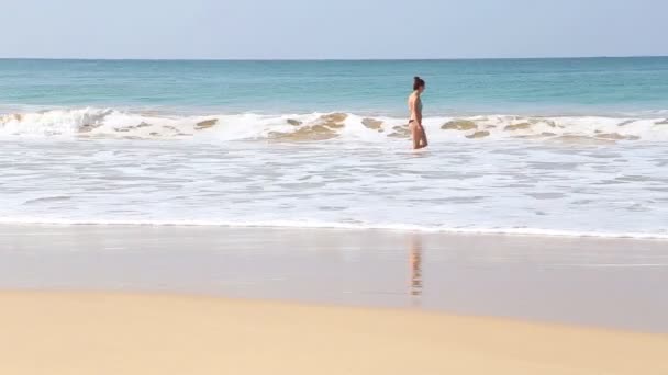 Vrouw zee invoeren in de golven in Mirissa — Stockvideo