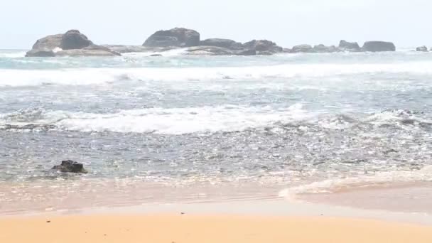 Vista sull'oceano a Hikkaduwa con onde che spruzzano la spiaggia . — Video Stock