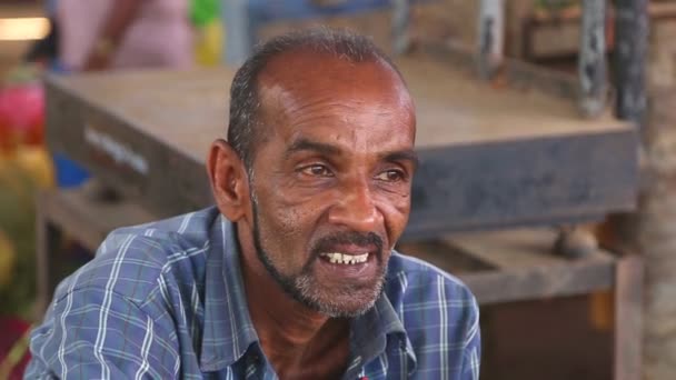 Местный пожилой человек — стоковое видео