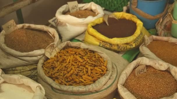 Τσάντες των μπαχαρικών στην τοπική αγορά — Αρχείο Βίντεο