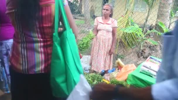当地妇女卖和过路的人 — 图库视频影像