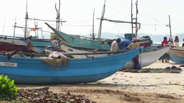 நீண்ட இரவு வேலைக்குப் பிறகு கடற்கரையில் வலைகளை வரிசைப்படுத்தும் உள்ளூர் மீனவர்கள் . — ஸ்டாக் வீடியோ