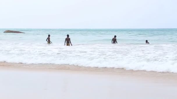 İnsanlar okyanusa Yüzme keyfini çıkarın. — Stok video