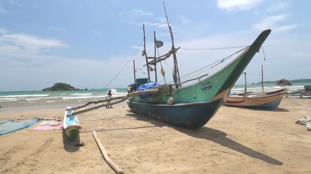 Boat on a beach in Weligama — Stock Video
