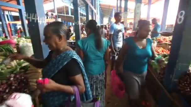 Tarafından geçen ve Hikkaduwa markette tarama yerel kadın. — Stok video