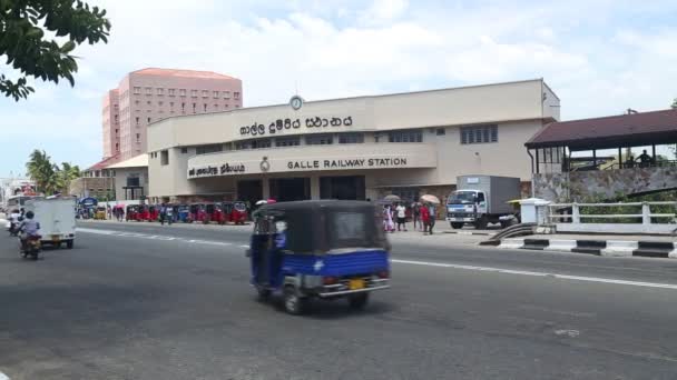 Busy traffic in front of Galle railway station — Stock Video