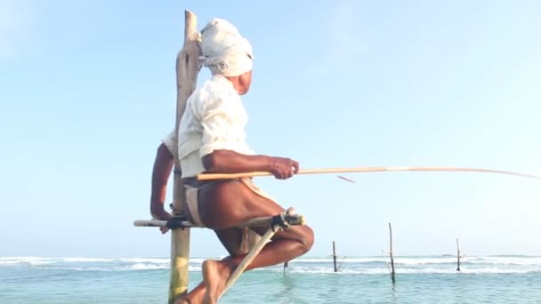 Pescador en una caña de pescar — Vídeo de stock