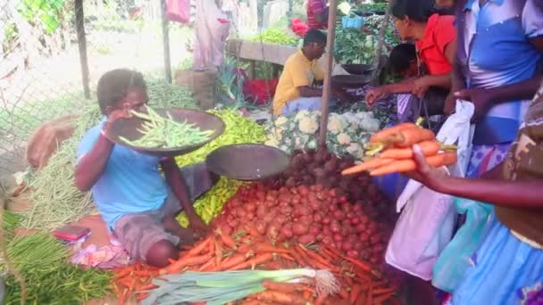 Hombre pesando y vendiendo sus productos — Vídeos de Stock