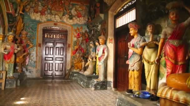 La vue de l'intérieur du temple bouddhiste à Galle — Video