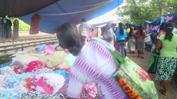 Mujer local navegando textil — Vídeos de Stock