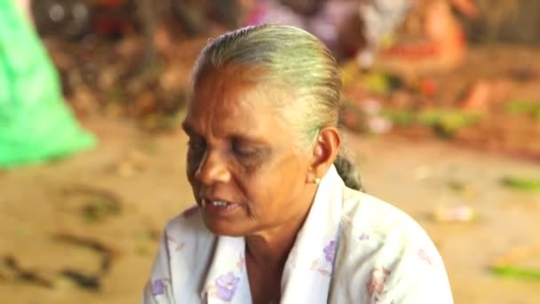 Local elderly woman at market — Stock Video