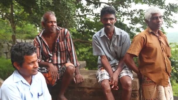 Trabajadores locales descansando en Sigiriya — Vídeos de Stock