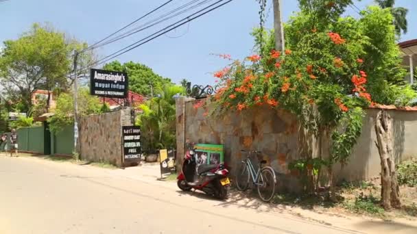 Vista de uma rua em Mirissa — Vídeo de Stock