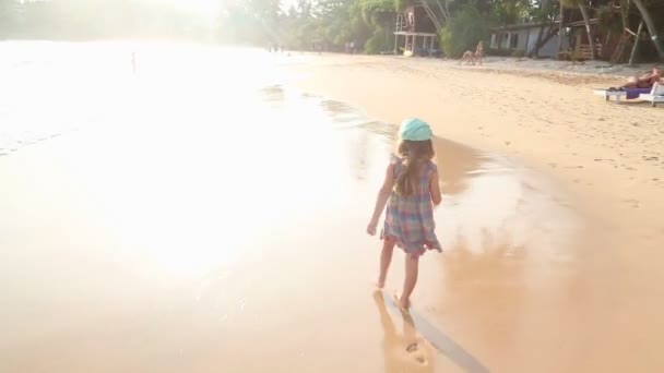 Niña caminando en una playa en Mirissa — Vídeos de Stock