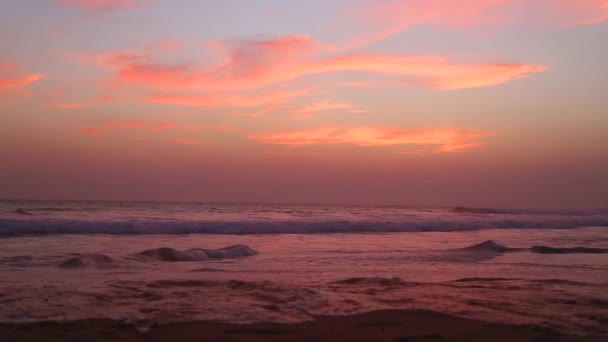 Olas lavándose en la playa — Vídeo de stock