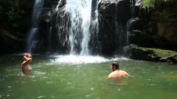 Gente disfrutando de las cataratas Ravana — Vídeos de Stock