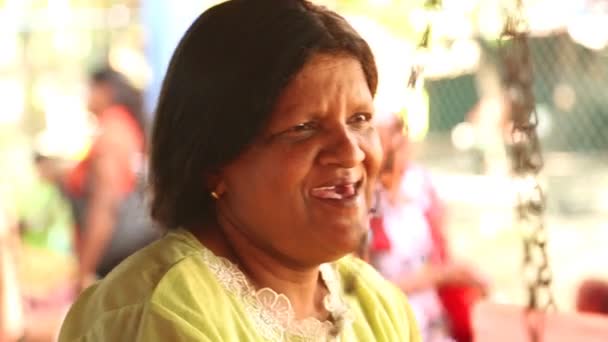 Local woman selling at Hikkaduwa Sunday market — Stock Video