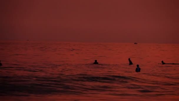 Hikkaduwa strand bij zonsondergang — Stockvideo