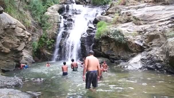 人们享受和洗澡在滨瀑布 — 图库视频影像