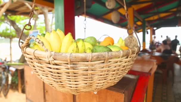 Gyümölcs kosár lengett a szélben, Weligama, — Stock videók