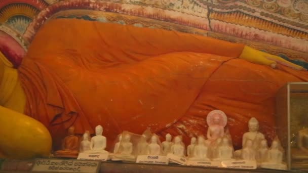 View of the sleeping Buddha in a temple in Galle — Stock Video