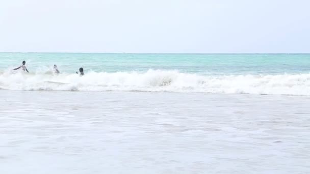 Menschen genießen das Schwimmen im Meer — Stockvideo