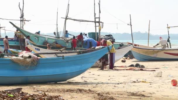 Pescadores locales clasificando redes — Vídeos de Stock