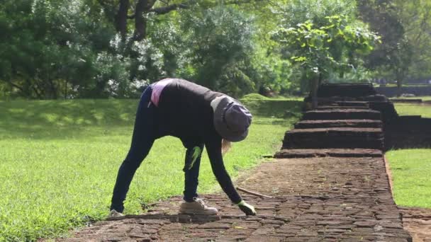 Kadın bahçıvan Sigiriya içinde çalışma — Stok video