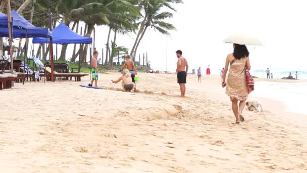 Turistas brincando na praia com areia — Vídeo de Stock