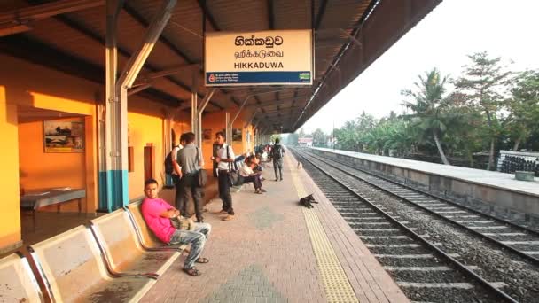 People waiting for train — Stock Video