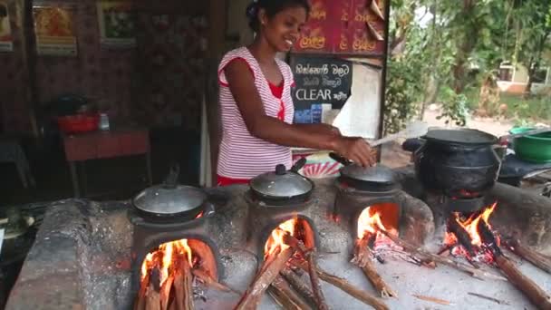 Woman cooking food — Stock Video