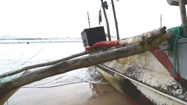 Tradiční rybářská loď — Stock video