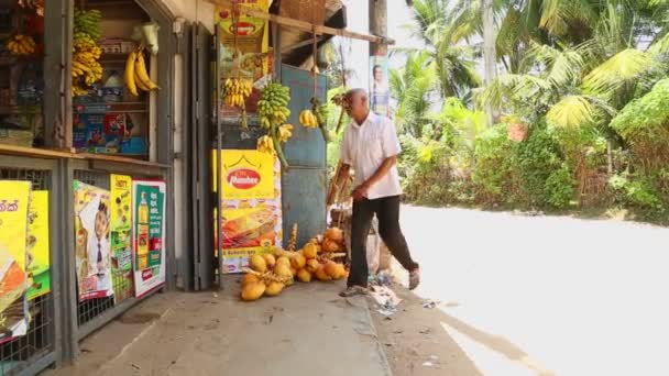 Mirissa Caddesi üzerinde yerel dükkan — Stok video