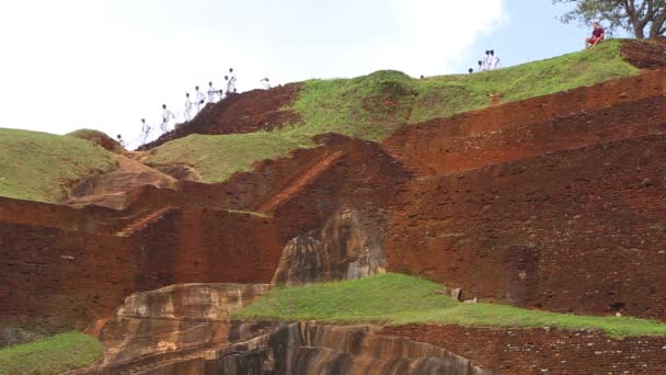 Los chicos de la escuela que pasan por la cima de la Fortaleza Rock — Vídeos de Stock