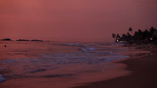 Hikkaduwa beach vid solnedgången — Stockvideo