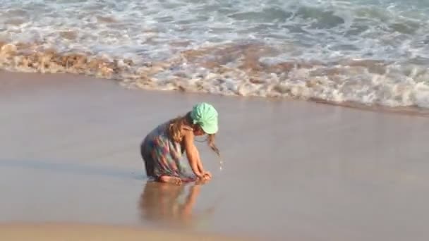 Küçük kız Mirissa Sri Lanka plajda otururken — Stok video
