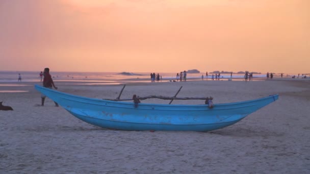Traditionele vissersboot op Hikkaduwa strand — Stockvideo