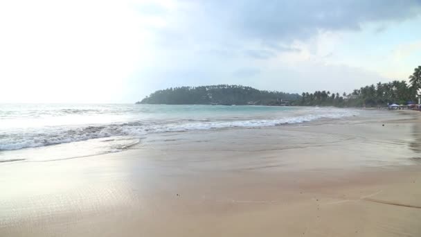 Burzliwe i pochmurno Pogoda na plaży — Wideo stockowe