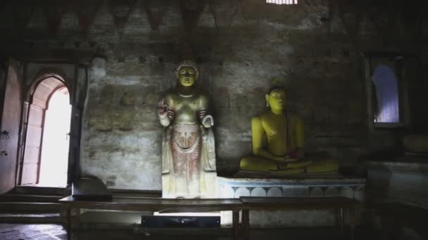 Sittande Buddha och stående Buddha — Stockvideo